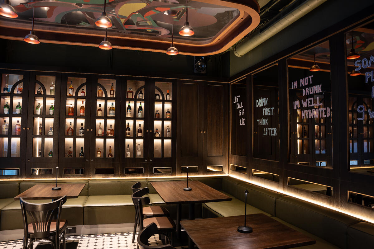 The Living Room baro interjeras