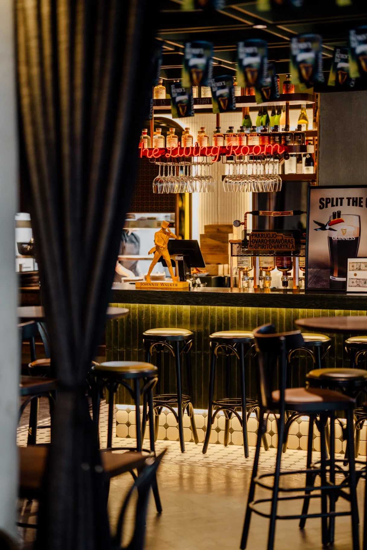 The Living Room interjeras