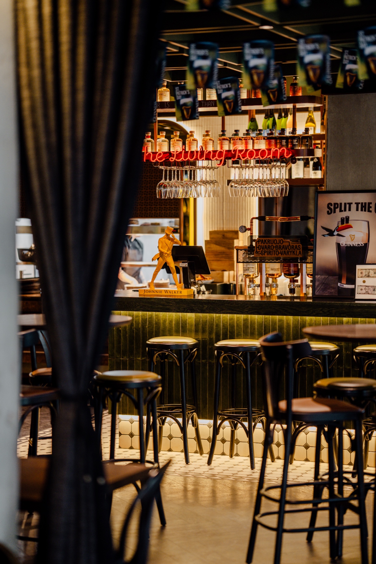 The Living Room interjeras